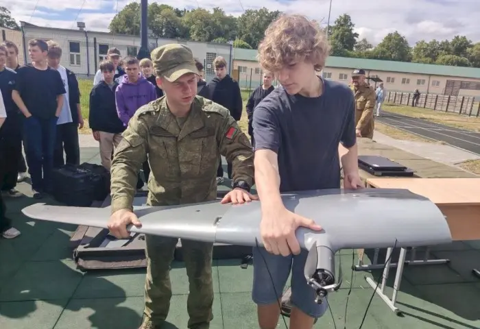 Кобринские школьники примерили на себя роль операторов БПЛА: будни военно-патриотического лагеря «Единство»