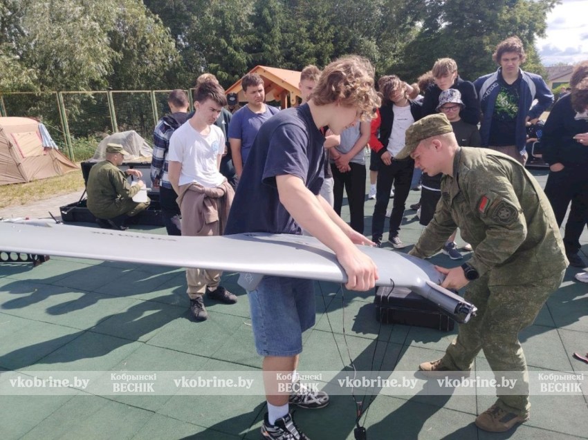 Кобринские школьники примерили на себя роль операторов БПЛА: будни военно-патриотического лагеря «Единство»
