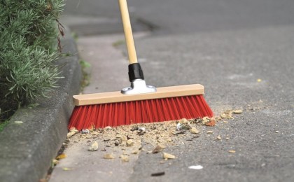 Чистота зависит от каждого: в ЖКХ прокомментировали уборку двора на ул. Дружбы, 35