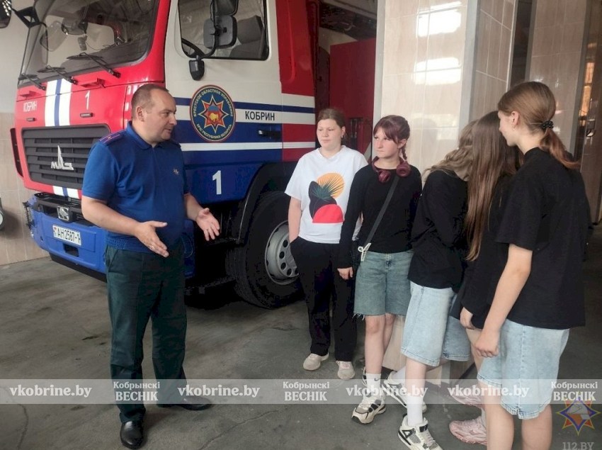 В гостях у пожарных: как кобринские школьники примерили профессию спасателя