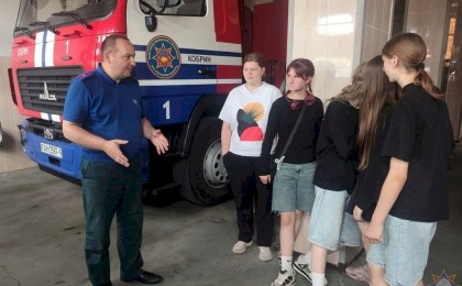 В гостях у пожарных: как кобринские школьники примерили профессию спасателя
