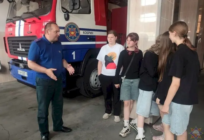 В гостях у пожарных: как кобринские школьники примерили профессию спасателя