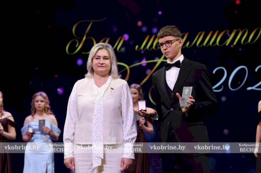 Золотые моменты бала медалистов: смотрите большую фотоподборку