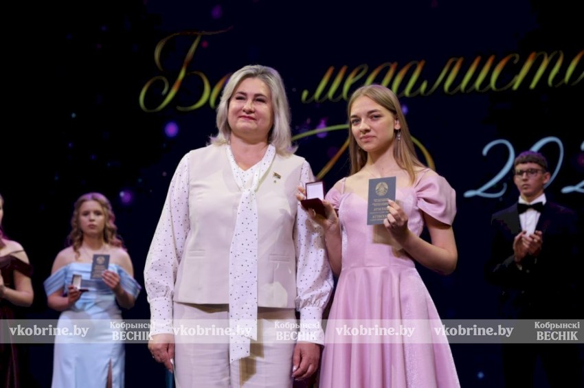 Золотые моменты бала медалистов: смотрите большую фотоподборку