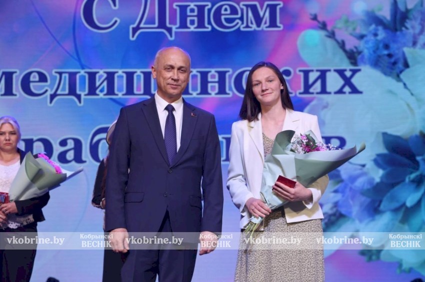 Гордость Кобринского края: Александр Мойсеюк вручил заслуженные награды многодетным матерям