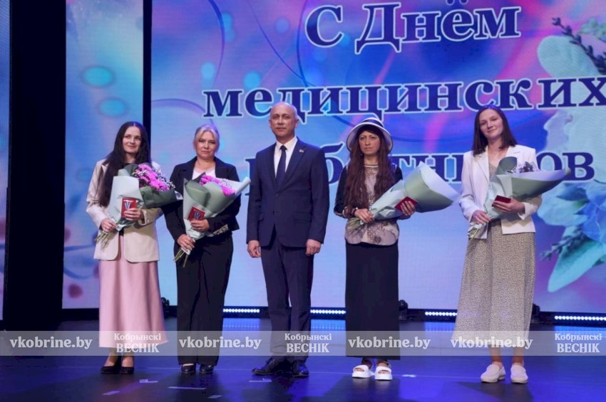 Гордость Кобринского края: Александр Мойсеюк вручил заслуженные награды многодетным матерям