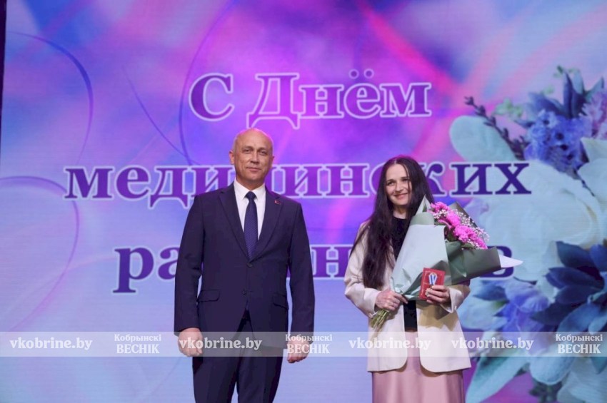 Гордость Кобринского края: Александр Мойсеюк вручил заслуженные награды многодетным матерям