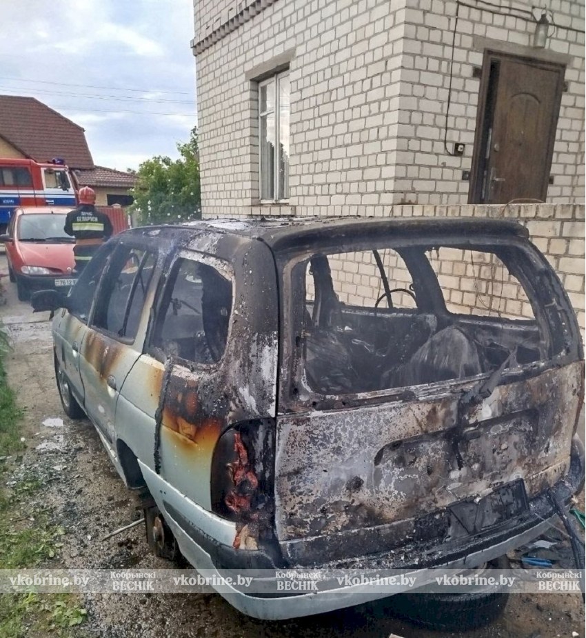 В Кобрине на улице Современной загорелась легковушка: подробности происшествия