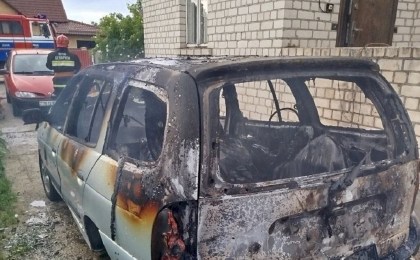 В Кобрине на улице Современной загорелась легковушка: подробности происшествия