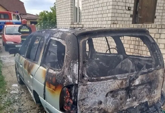 В Кобрине на улице Современной загорелась легковушка: подробности происшествия