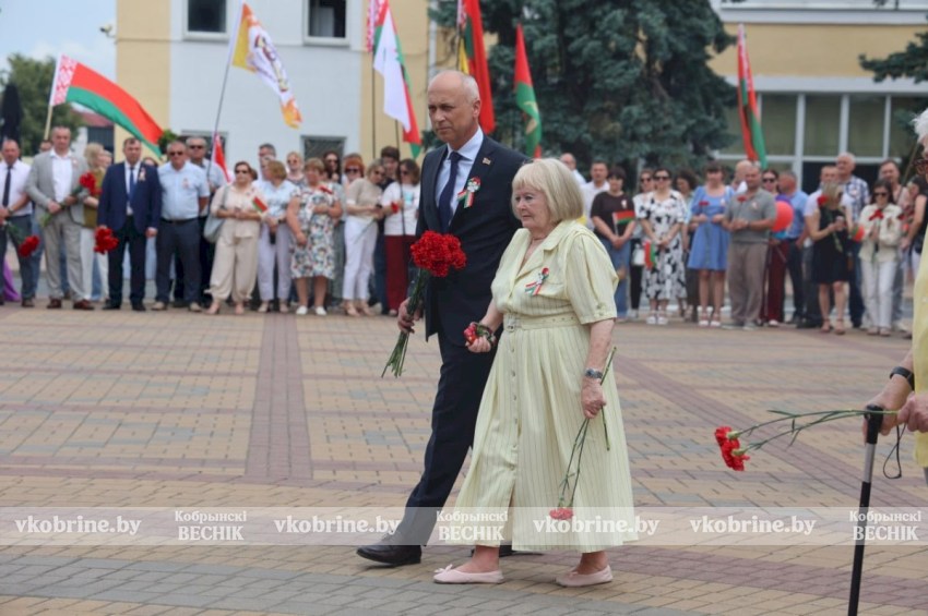 «Этих дней не забыть никогда»: Кобрин почтил память героев и жертв войны