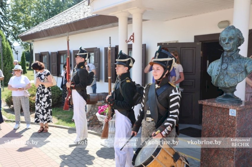 Кобрин погрузился в 1812 год: парад, бальные танцы и реконструкция боя. ФОТОРЕПОРТАЖ