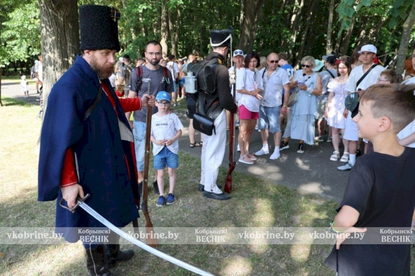 Кобрин погрузился в 1812 год: парад, бальные танцы и реконструкция боя. ФОТОРЕПОРТАЖ