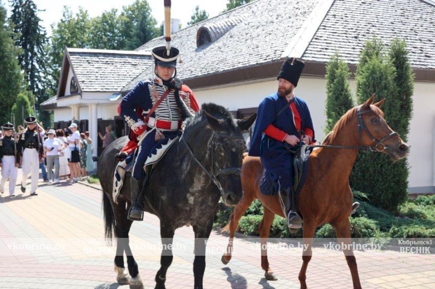Кобрин погрузился в 1812 год: парад, бальные танцы и реконструкция боя. ФОТОРЕПОРТАЖ