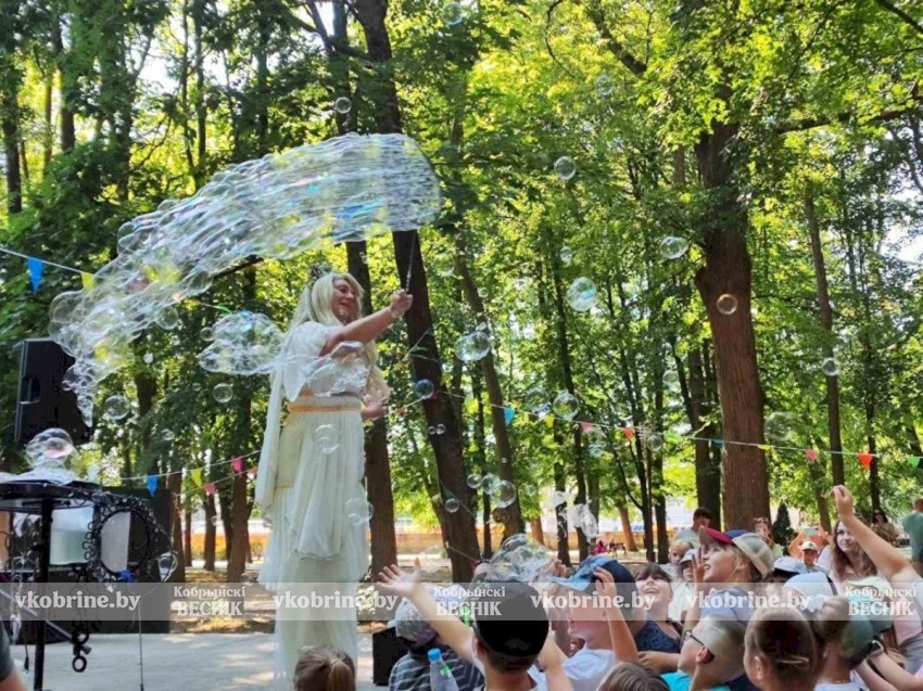 Мыльное шоу, мощные байки и море музыки: молодежный праздник в Кобрине удался на славу! ФОТОРЕПОРТАЖ