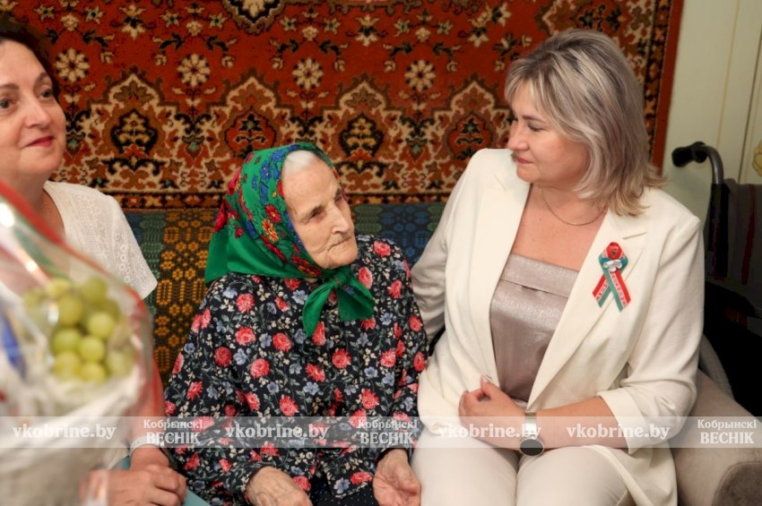 Спасибо за мужество и стойкость: Нинель Гасюк и Вера Дородько приняли поздравления накануне Дня Независимости