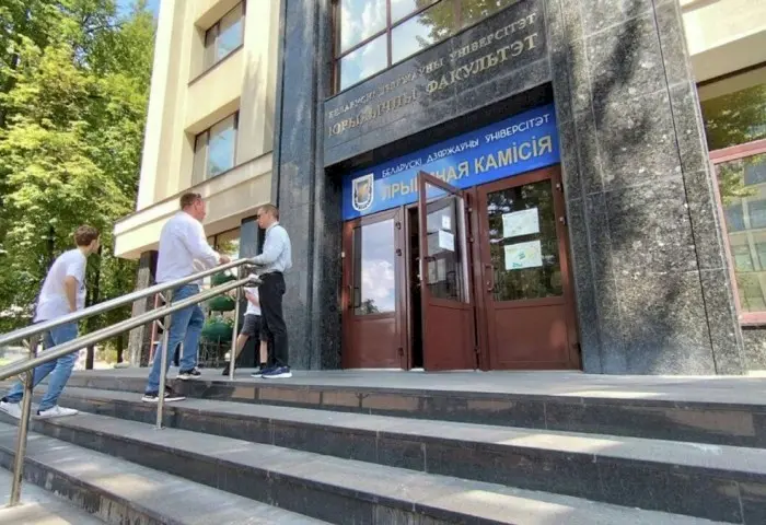 В Беларуси заработала электронная очередь для подачи документов в вузы: как записаться