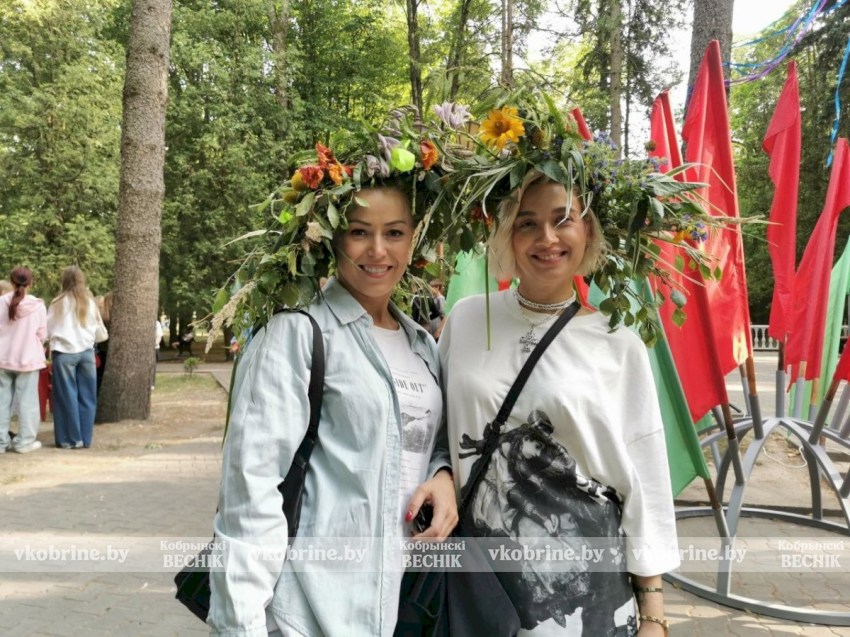 Покорение столба, плетение венков и жаркий костер: Купалье в парке Суворова удивило размахом 