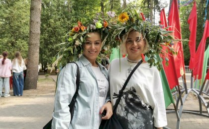 Покорение столба, плетение венков и жаркий костер: Купалье в парке Суворова удивило размахом 