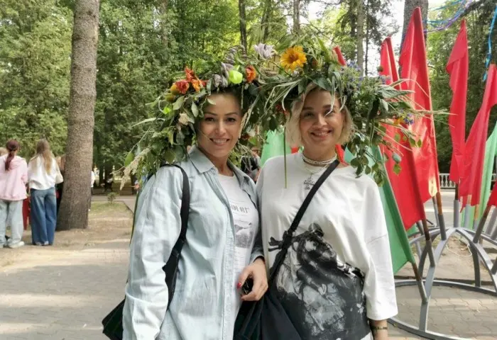 Покорение столба, плетение венков и жаркий костер: Купалье в парке Суворова удивило размахом 