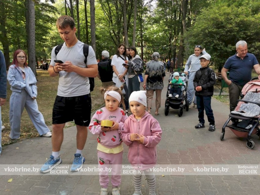 Покорение столба, плетение венков и жаркий костер: Купалье в парке Суворова удивило размахом 