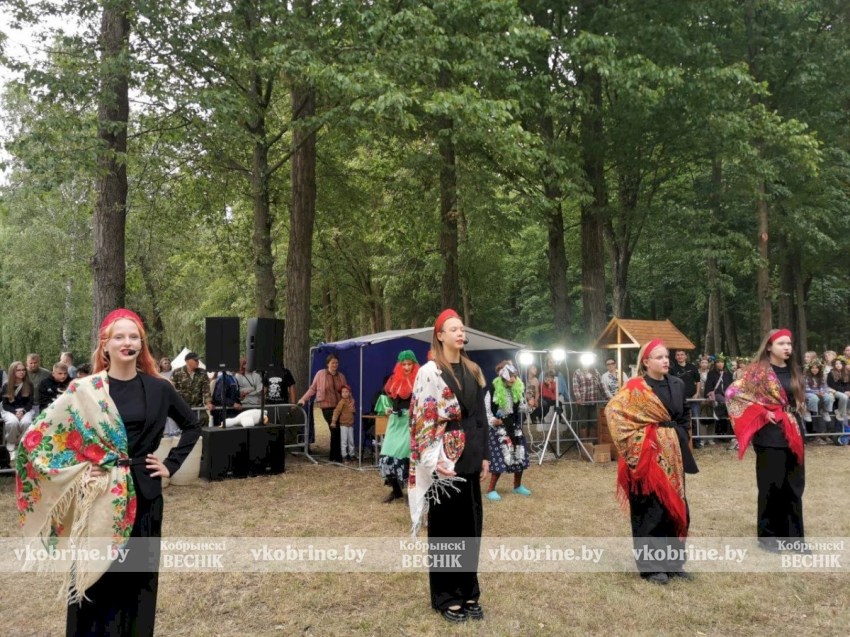 Покорение столба, плетение венков и жаркий костер: Купалье в парке Суворова удивило размахом 
