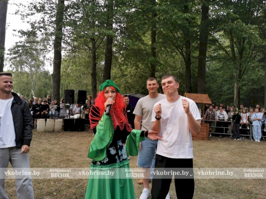Покорение столба, плетение венков и жаркий костер: Купалье в парке Суворова удивило размахом 