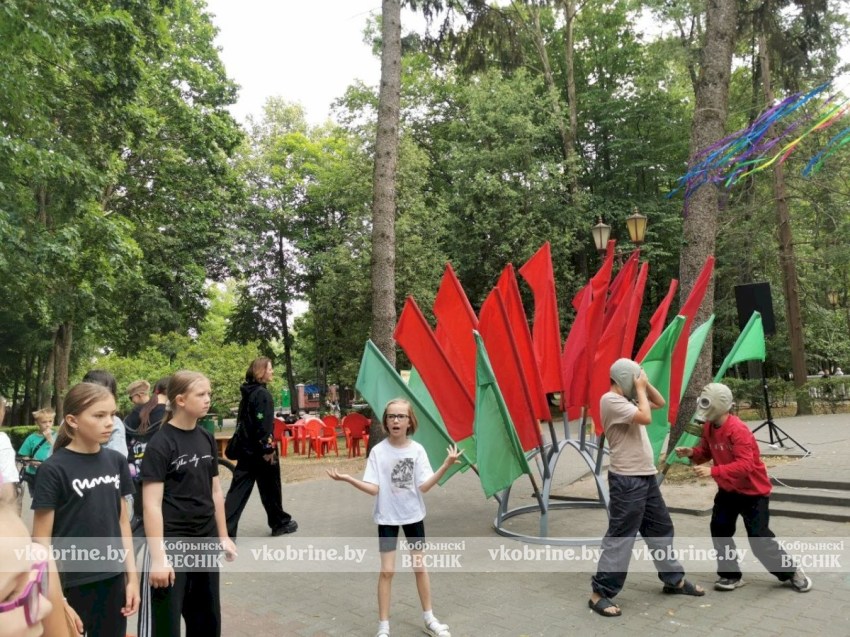 Покорение столба, плетение венков и жаркий костер: Купалье в парке Суворова удивило размахом 