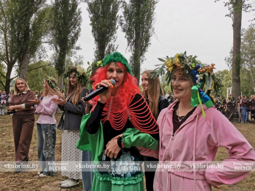Покорение столба, плетение венков и жаркий костер: Купалье в парке Суворова удивило размахом 