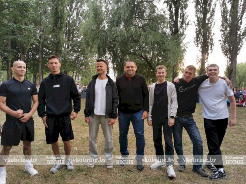 Покорение столба, плетение венков и жаркий костер: Купалье в парке Суворова удивило размахом 