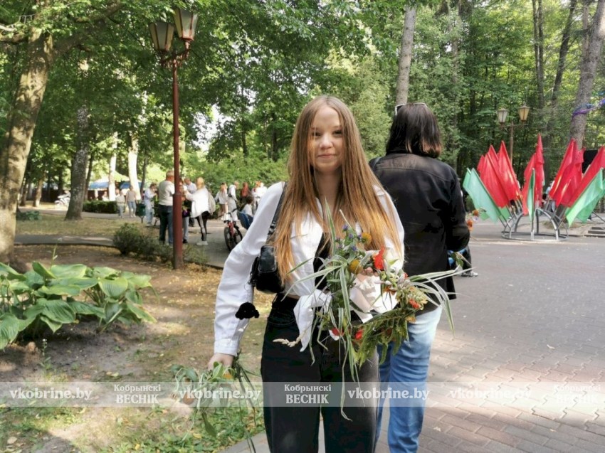 Покорение столба, плетение венков и жаркий костер: Купалье в парке Суворова удивило размахом 