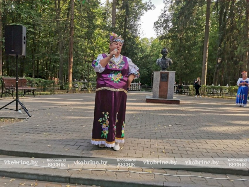 Покорение столба, плетение венков и жаркий костер: Купалье в парке Суворова удивило размахом 