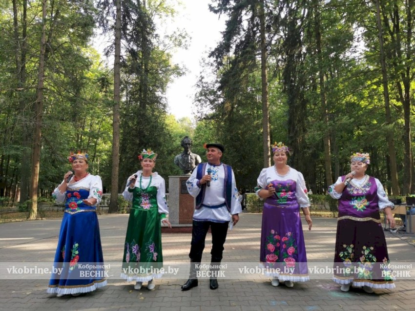 Покорение столба, плетение венков и жаркий костер: Купалье в парке Суворова удивило размахом 