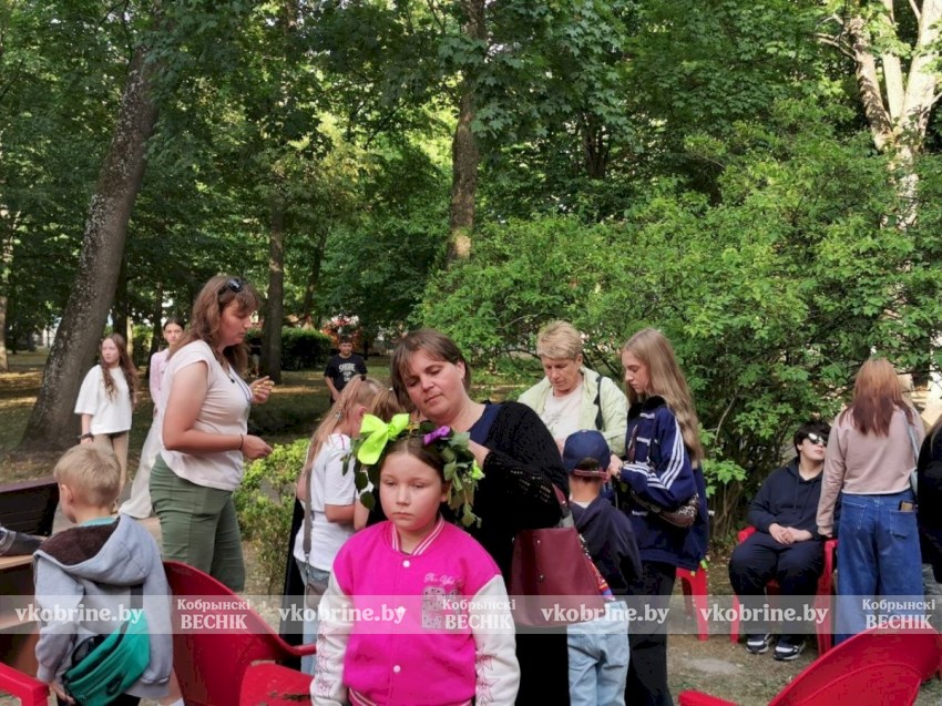 Покорение столба, плетение венков и жаркий костер: Купалье в парке Суворова удивило размахом 