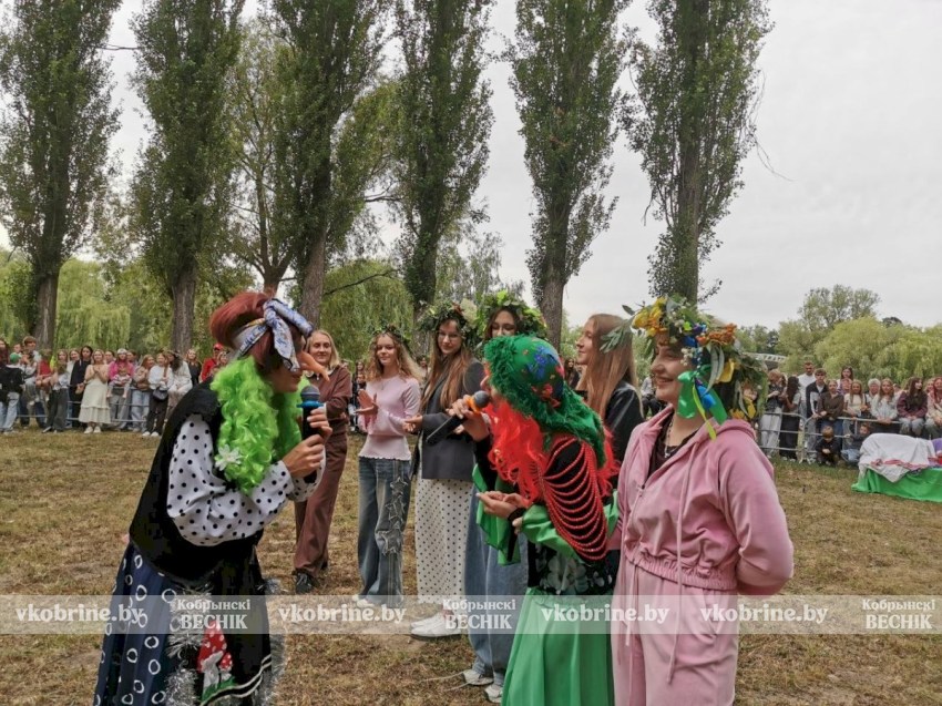 Покорение столба, плетение венков и жаркий костер: Купалье в парке Суворова удивило размахом 