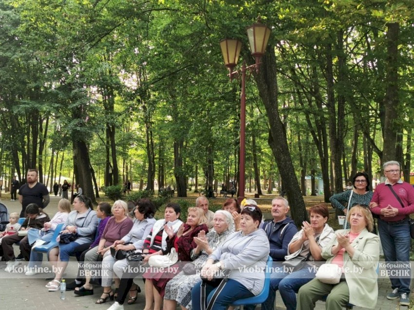 Покорение столба, плетение венков и жаркий костер: Купалье в парке Суворова удивило размахом 