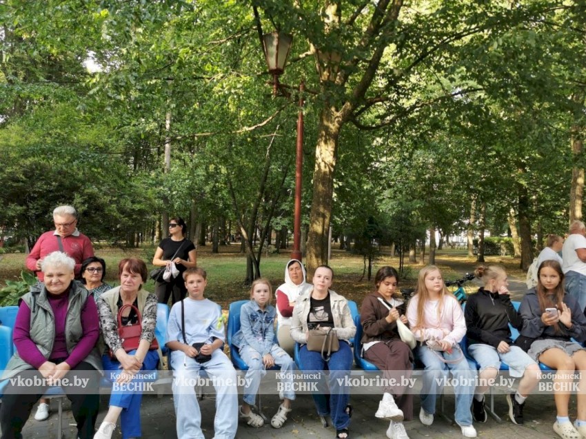 Покорение столба, плетение венков и жаркий костер: Купалье в парке Суворова удивило размахом 