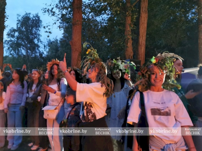 Покорение столба, плетение венков и жаркий костер: Купалье в парке Суворова удивило размахом 