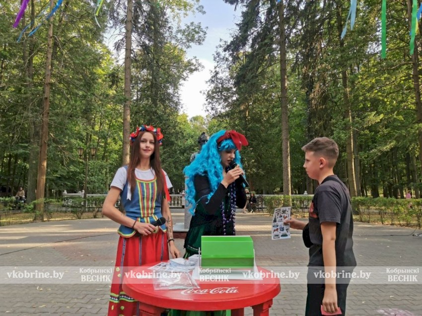 Покорение столба, плетение венков и жаркий костер: Купалье в парке Суворова удивило размахом 