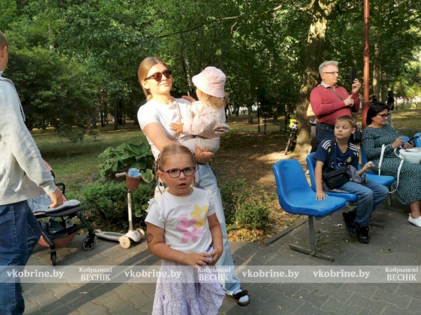 Покорение столба, плетение венков и жаркий костер: Купалье в парке Суворова удивило размахом 