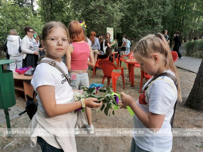 Покорение столба, плетение венков и жаркий костер: Купалье в парке Суворова удивило размахом 