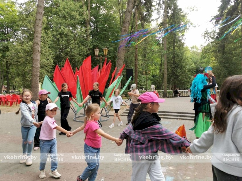 Покорение столба, плетение венков и жаркий костер: Купалье в парке Суворова удивило размахом 