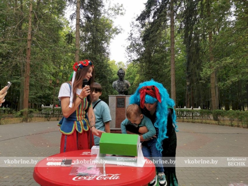 Покорение столба, плетение венков и жаркий костер: Купалье в парке Суворова удивило размахом 