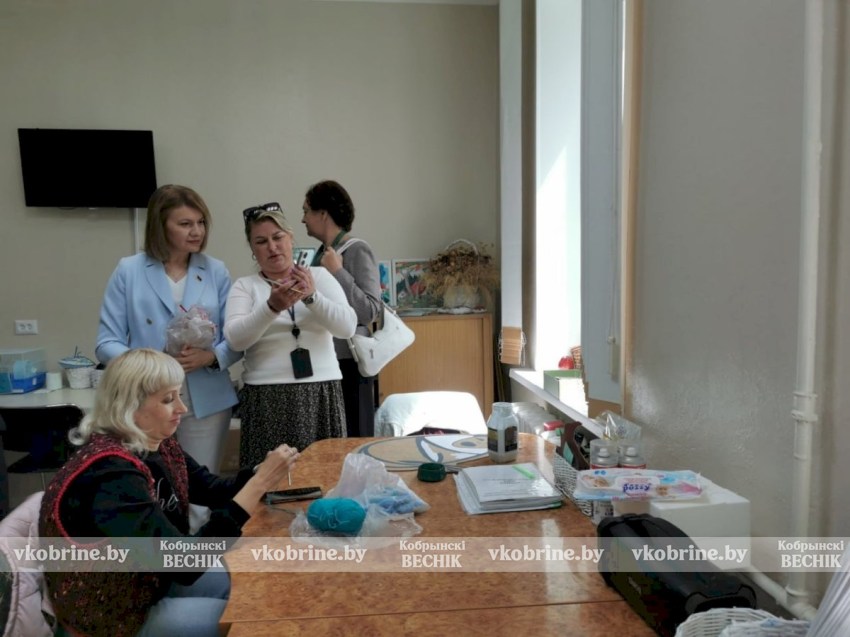 В центре внимания - люди: заместитель министра труда и соцзащиты Юлия Бердникова посетила Кобринский район