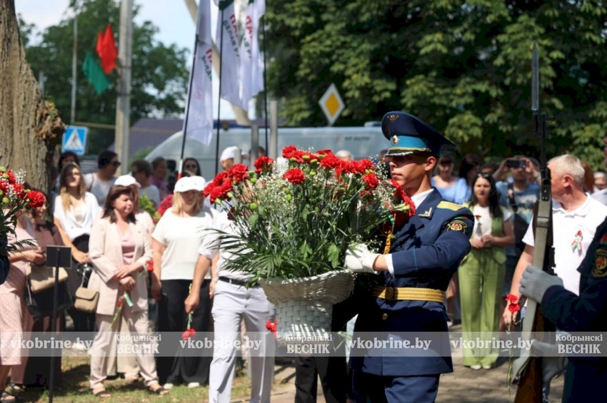 Прерванный полет 41-го: в Кобрине с почестями перезахоронили останки советского летчика