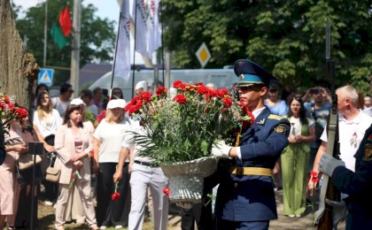 Прерванный полет 41-го: в Кобрине с почестями перезахоронили останки советского летчика