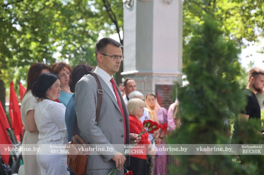Прерванный полет 41-го: в Кобрине с почестями перезахоронили останки советского летчика