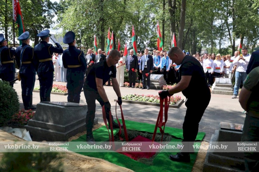 Прерванный полет 41-го: в Кобрине с почестями перезахоронили останки советского летчика