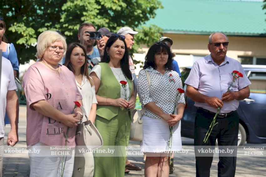 Прерванный полет 41-го: в Кобрине с почестями перезахоронили останки советского летчика