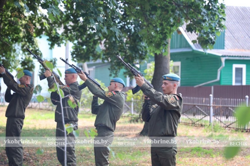 Прерванный полет 41-го: в Кобрине с почестями перезахоронили останки советского летчика